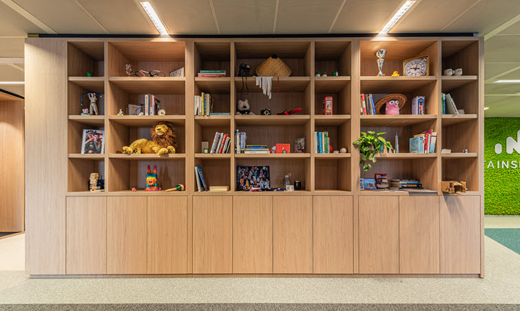 Full-size cupboard in hard-wearing Master Oak